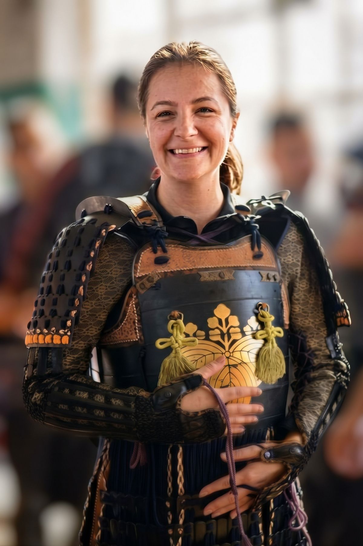 Viviana Vrsalovic sonriendo, vestida con una armadura samurái tradicional, durante un encuentro de práctica